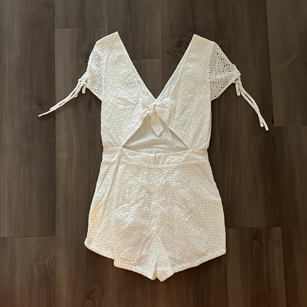 White Romper with Pockets - Picture 2 of 3